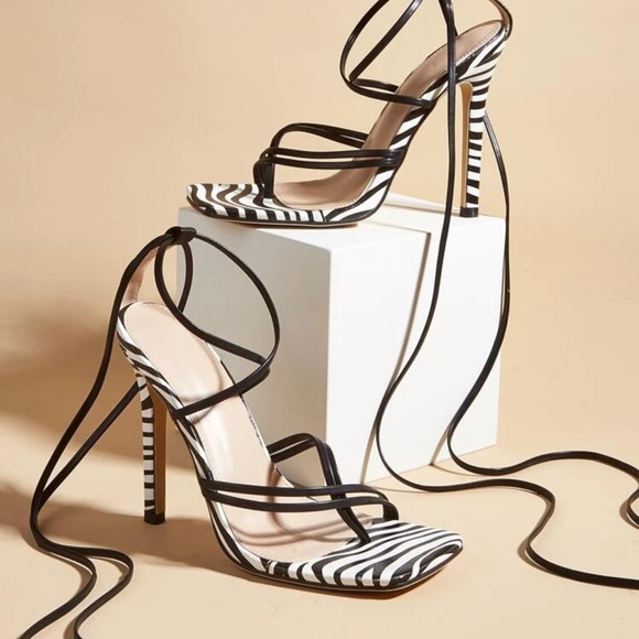 Black and white heels. Too big on me - Picture 4 of 4